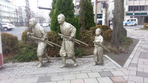 鹿児島の街中で急ぐ皆様(歴史上の偉人…おそらく←すみませんいい加減で)