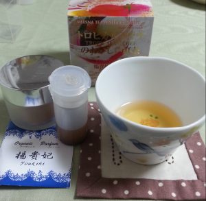 左の蓋つき容器が塗香、茶色の液体が楊貴妃オイル、そしてセッションのお茶も楊貴妃～♪